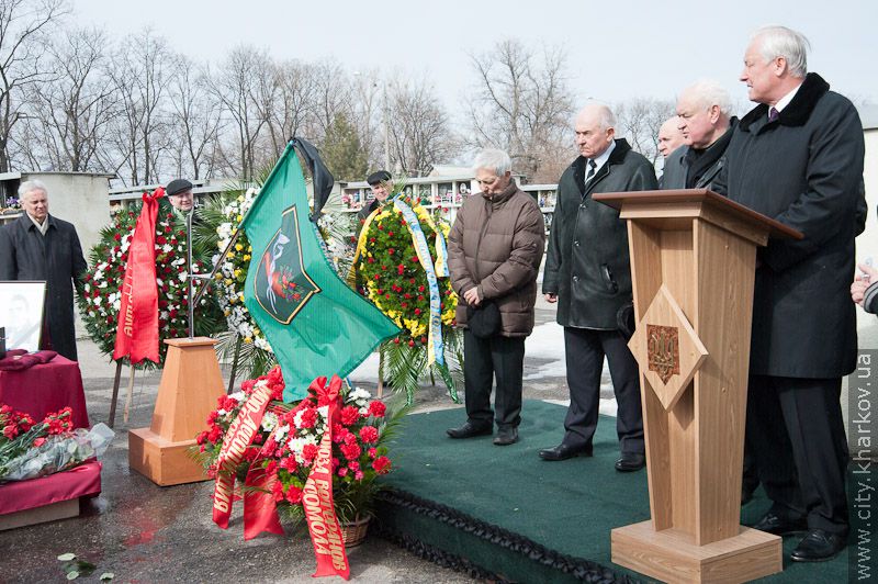 Прах почесного харків'янина Володимира Подшивалова поховали на кладовищі №2