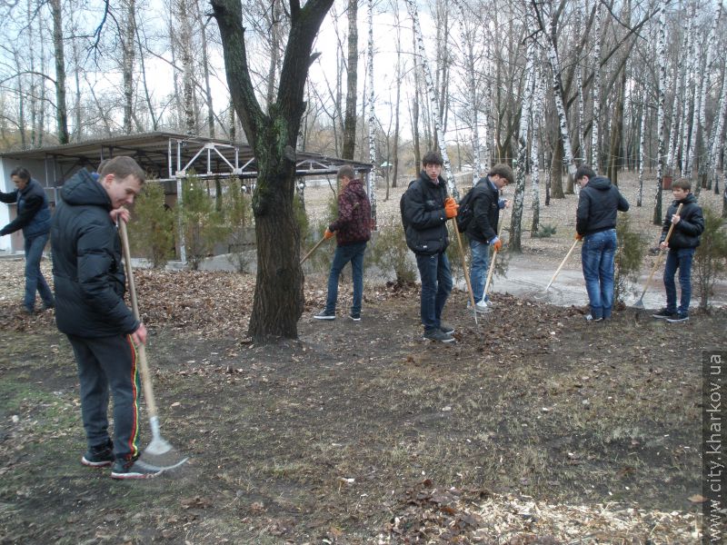 Парк Залізничників прибрали від сміття