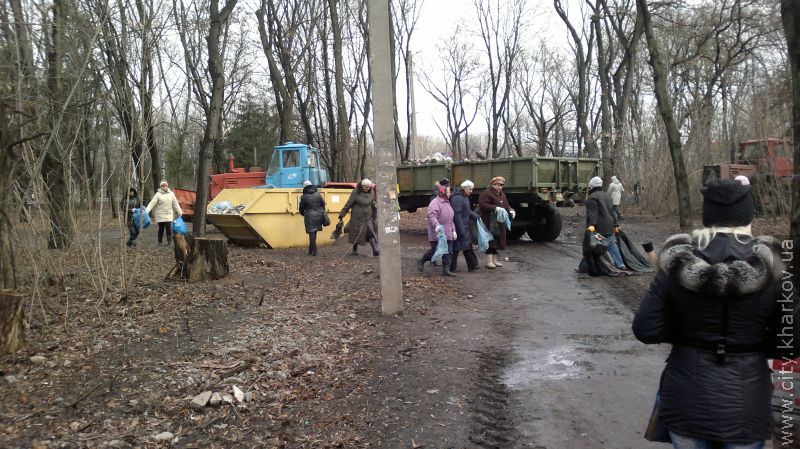 Парк Залізничників прибрали від сміття
