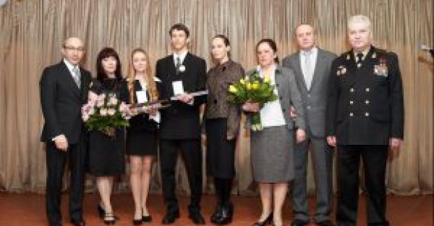 Геннадій Кернес нагородив школярів, які врятували потопаючих другокласників
