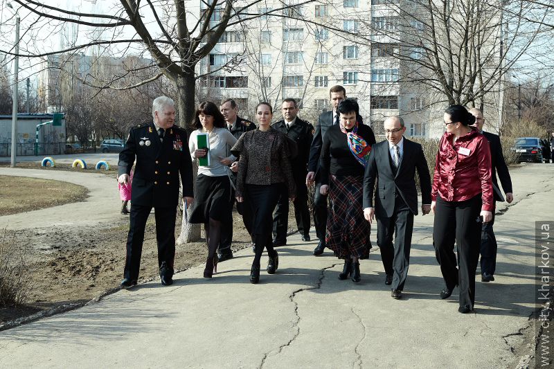 Геннадій Кернес нагородив школярів, які врятували потопаючих другокласників