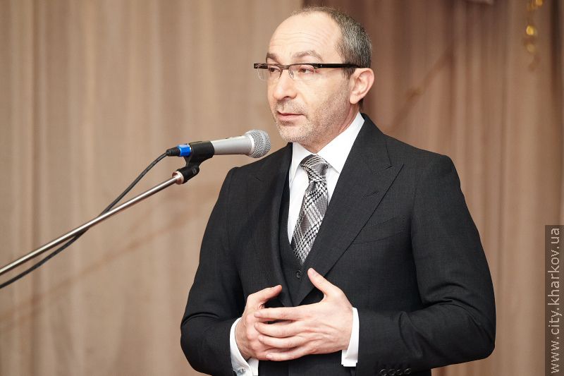 Геннадій Кернес нагородив школярів, які врятували потопаючих другокласників
