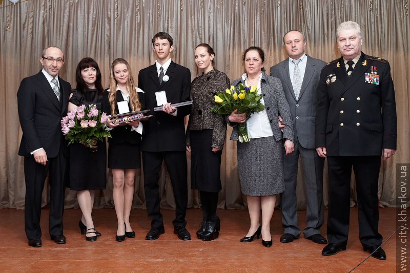 Геннадій Кернес нагородив школярів, які врятували потопаючих другокласників