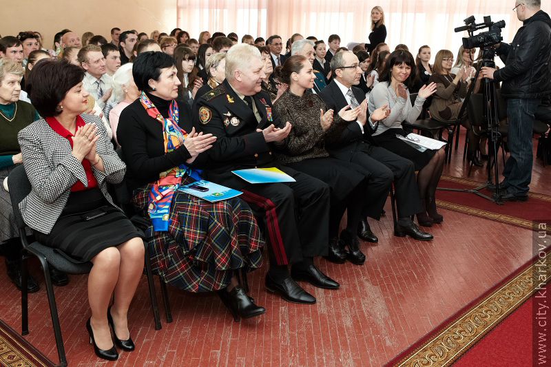 Геннадій Кернес нагородив школярів, які врятували потопаючих другокласників