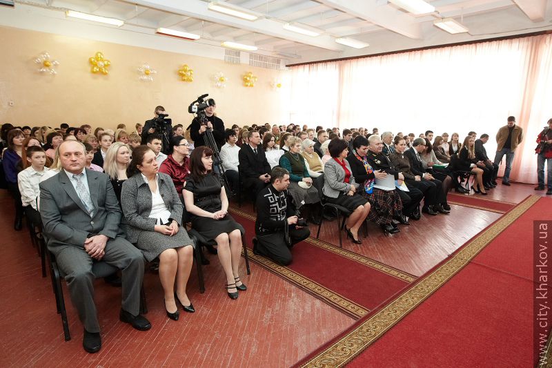 Геннадій Кернес нагородив школярів, які врятували потопаючих другокласників