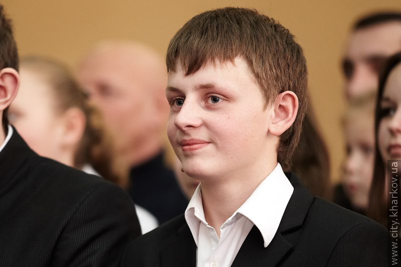 Геннадій Кернес нагородив школярів, які врятували потопаючих другокласників
