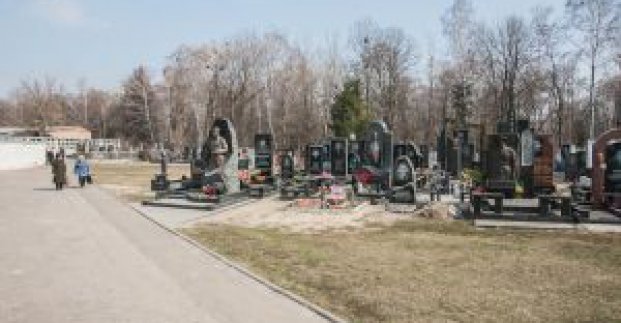 Волонтери та небайдужі харків'яни допомагають прибирати міські кладовища
