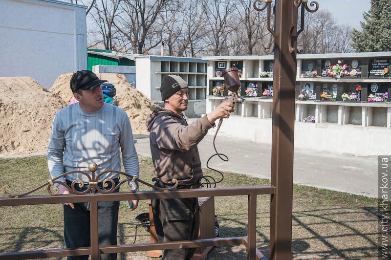 Волонтери та небайдужі харків'яни допомагають прибирати міські кладовища