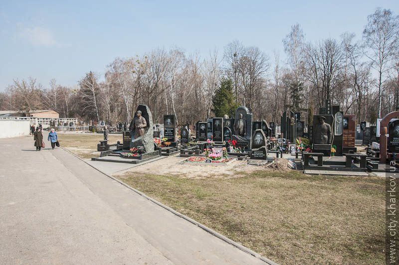 Волонтери та небайдужі харків'яни допомагають прибирати міські кладовища