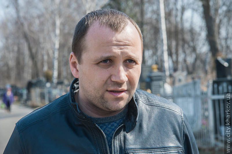 Волонтери та небайдужі харків'яни допомагають прибирати міські кладовища
