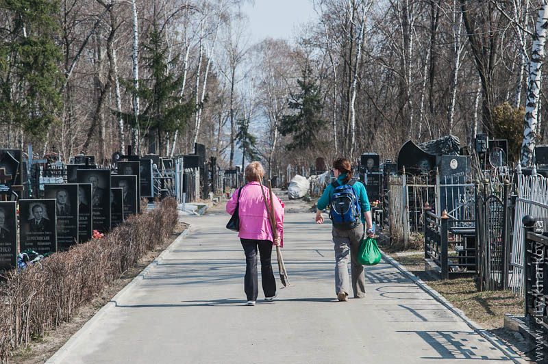 Волонтери та небайдужі харків'яни допомагають прибирати міські кладовища