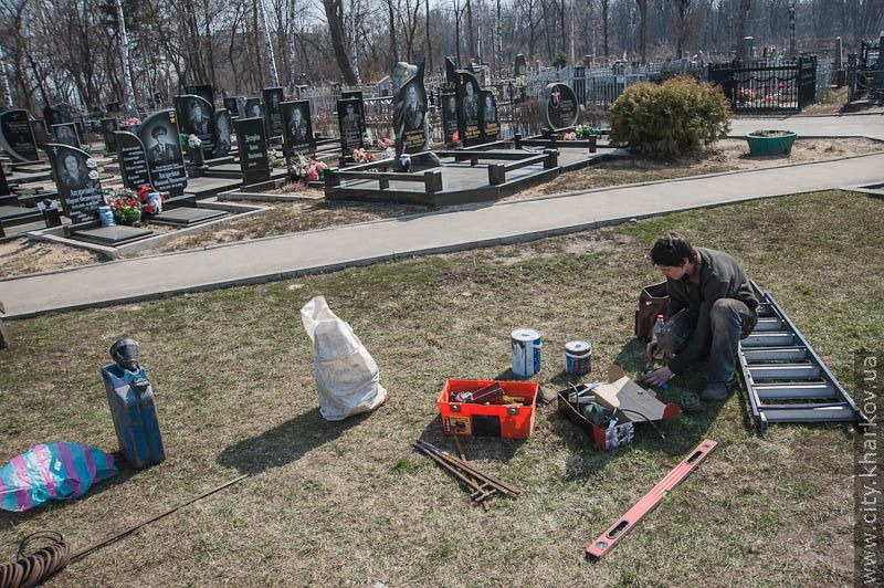Волонтери та небайдужі харків'яни допомагають прибирати міські кладовища