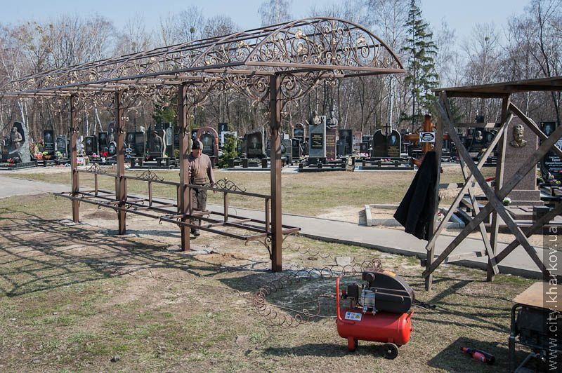 Волонтери та небайдужі харків'яни допомагають прибирати міські кладовища