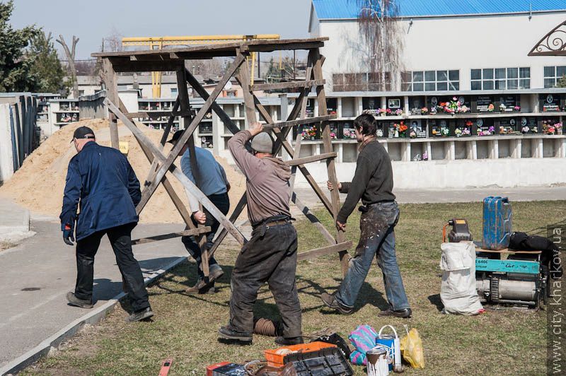 Волонтери та небайдужі харків'яни допомагають прибирати міські кладовища