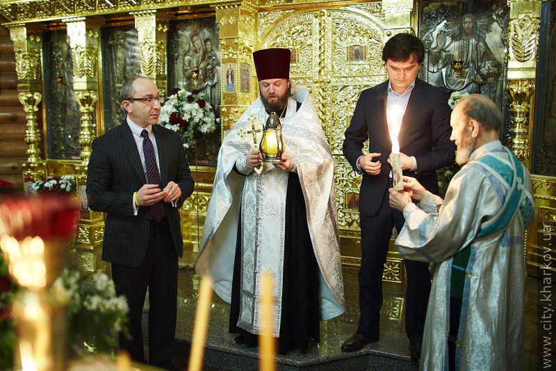 Геннадій Кернес передав харків'янам благодатний вогонь