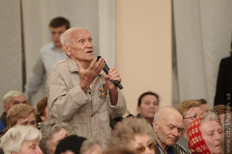 Геннадій Кернес зустрівся з ветеранами Фрунзенського району