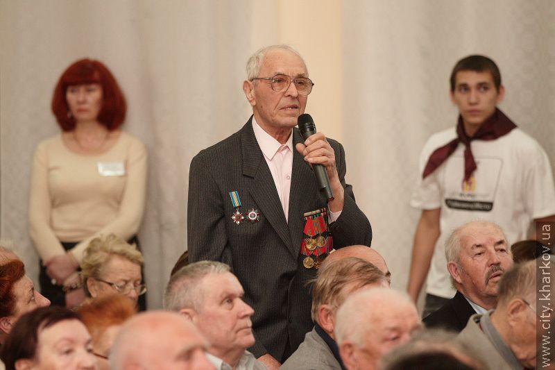 Геннадій Кернес: Автобусні перевізники зобов'язані безперешкодно перевозити ветеранів