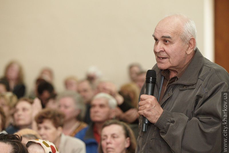 Геннадій Кернес: Автобусні перевізники зобов'язані безперешкодно перевозити ветеранів