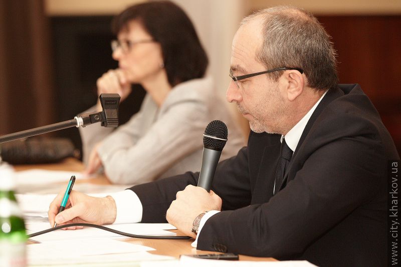 Геннадій Кернес: Автобусні перевізники зобов'язані безперешкодно перевозити ветеранів