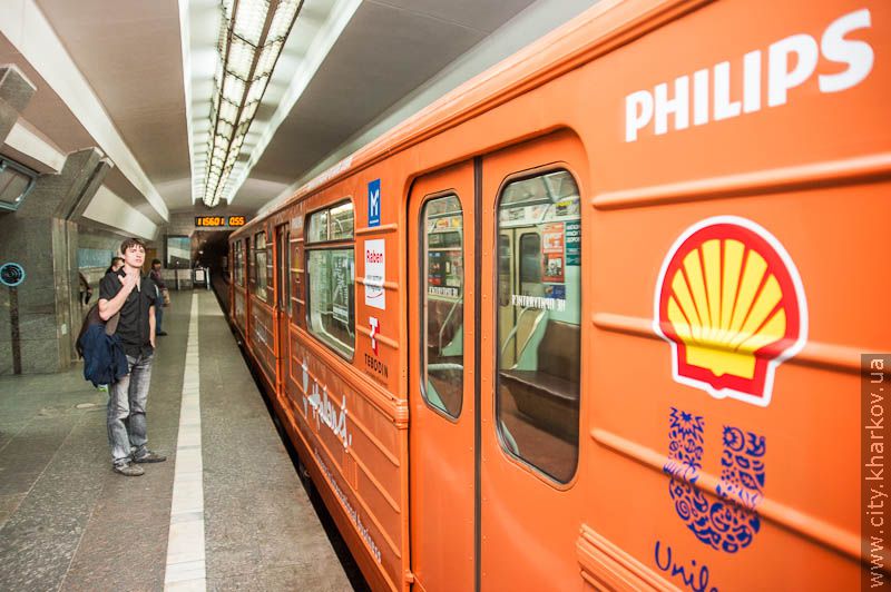 У харківському метро пустили потяг з національною символікою Голландії