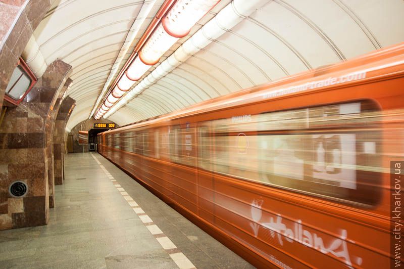 У харківському метро пустили потяг з національною символікою Голландії