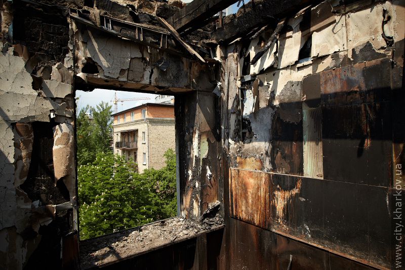 Дах будинку по вулиці Культури, 18, який горів, повністю розчистили