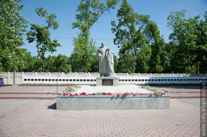 Біля братської могили у Фрунзенському районі пройшов траурний мітинг