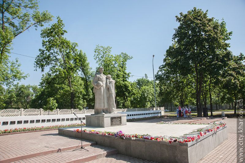 Біля братської могили у Фрунзенському районі пройшов траурний мітинг