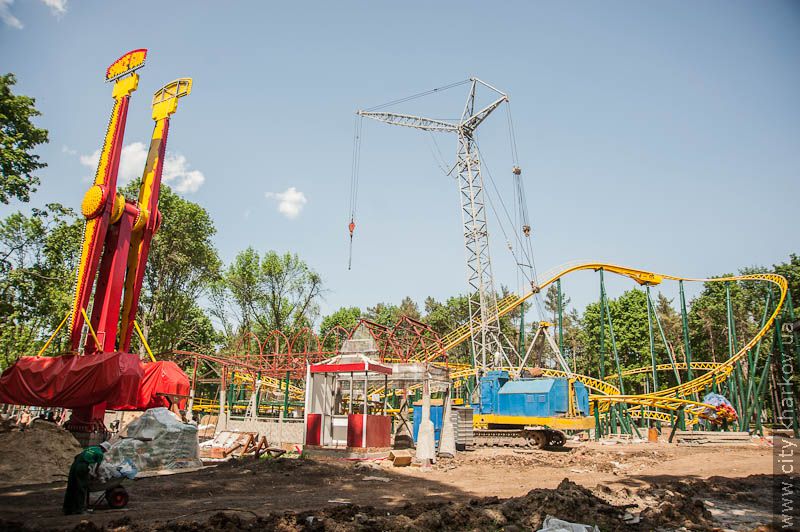 Атракціони в парку Горького змонтують до 1 червня (додано фотогалерею)