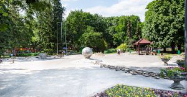 Територію в саду Шевченка біля пам'ятника м'ячу впорядкують до початку червня