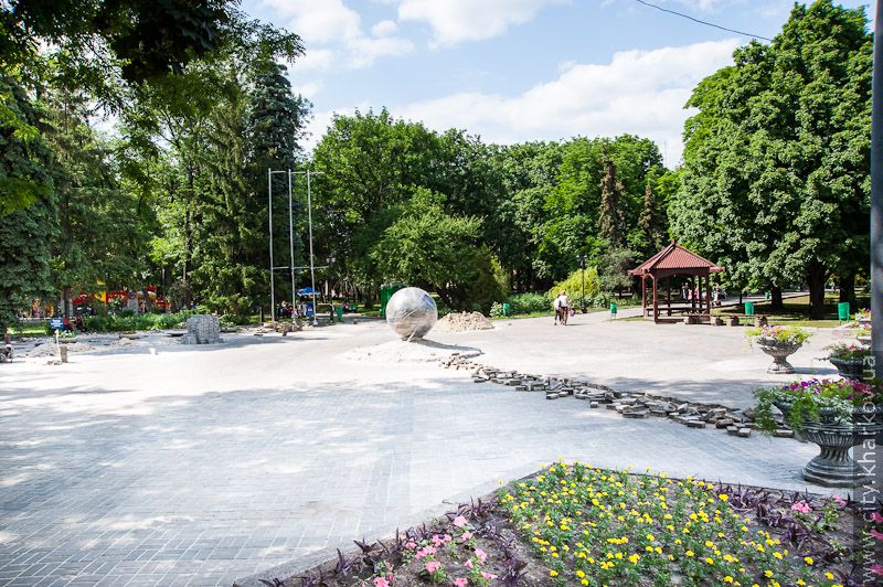 Територію в саду Шевченка біля пам'ятника м'ячу впорядкують до початку червня
