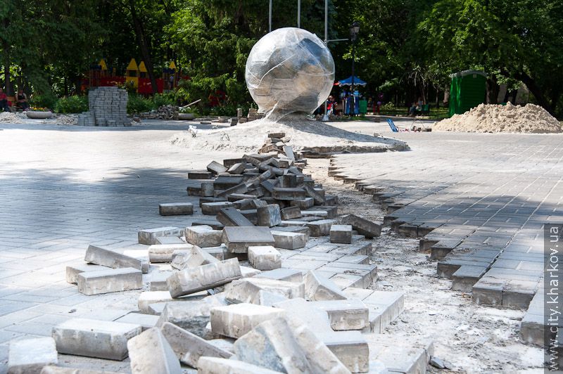 Територію в саду Шевченка біля пам'ятника м'ячу впорядкують до початку червня