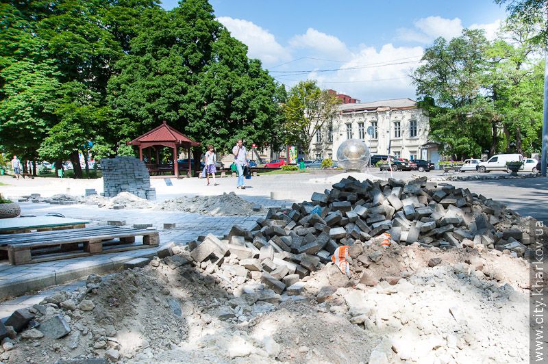 Територію в саду Шевченка біля пам'ятника м'ячу впорядкують до початку червня