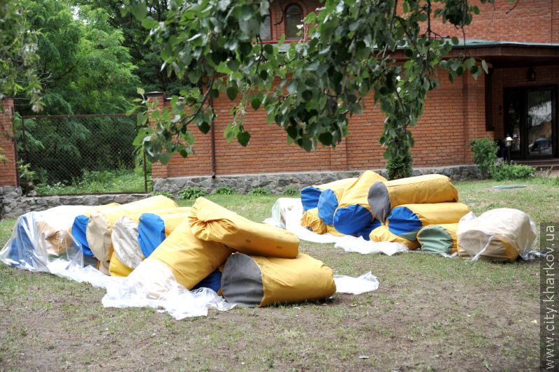 В оранж-кемпі будують намети на рівні готельних номерів