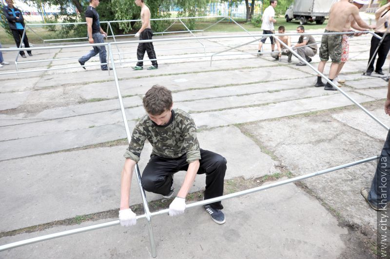 В оранж-кемпі будують намети на рівні готельних номерів