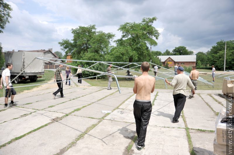 В оранж-кемпі будують намети на рівні готельних номерів