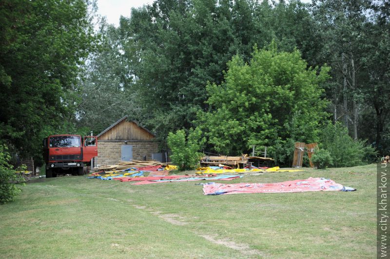 В оранж-кемпі будують намети на рівні готельних номерів