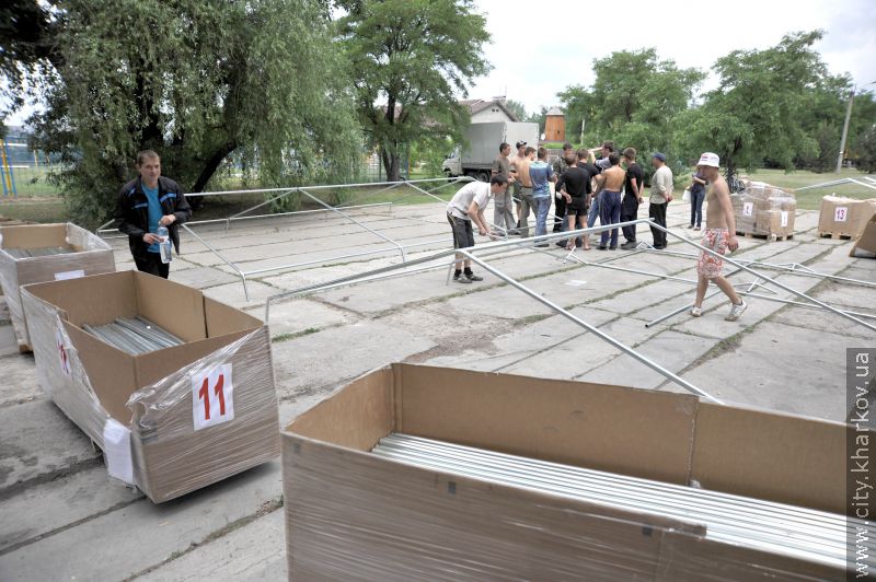 В оранж-кемпі будують намети на рівні готельних номерів