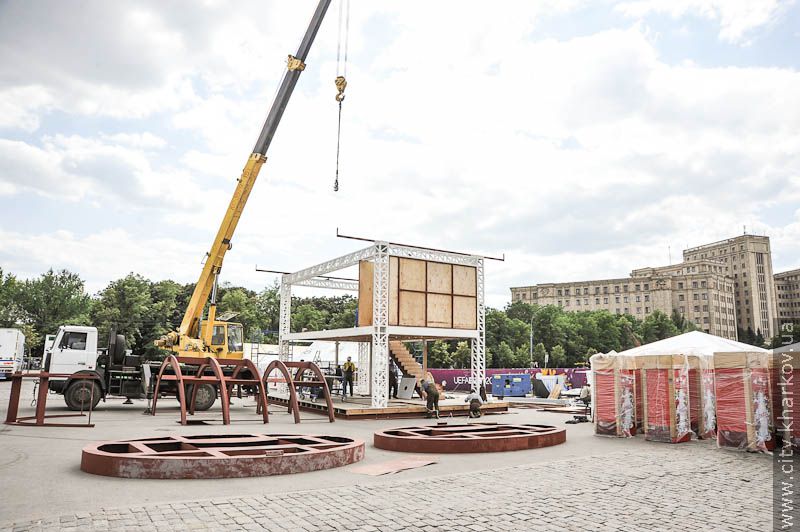 У фан-зоні встановили сцену і головний екран