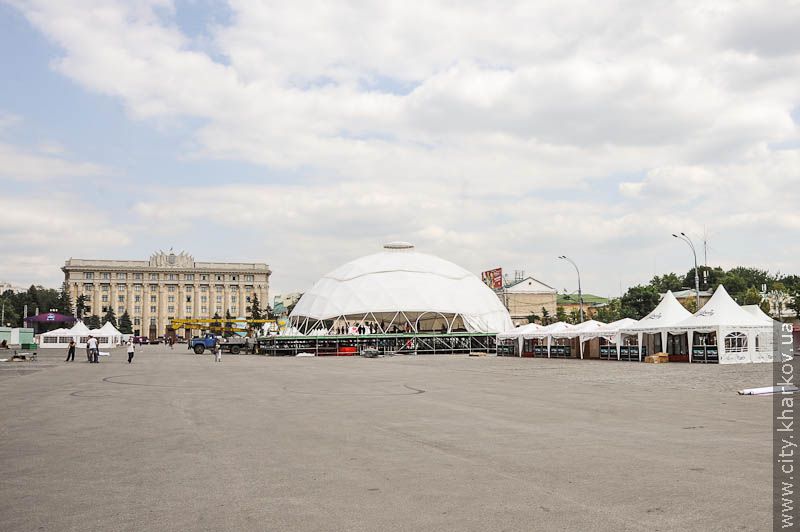 У фан-зоні встановили сцену і головний екран