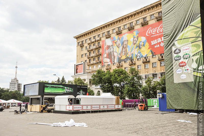 У фан-зоні встановили сцену і головний екран