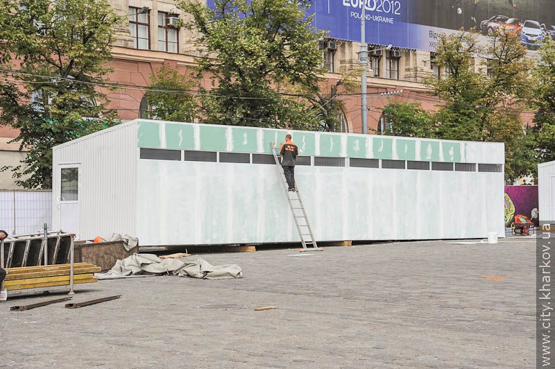 У фан-зоні встановили сцену і головний екран