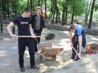 Курсанти юракадемії привели до ладу територію зоопарку