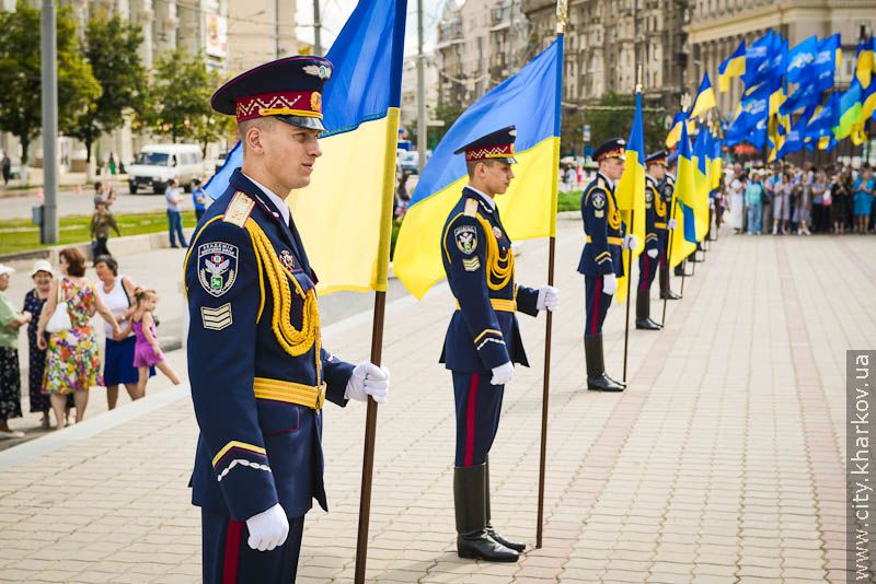 Харків'яни поклали квіти до монументу Незалежності