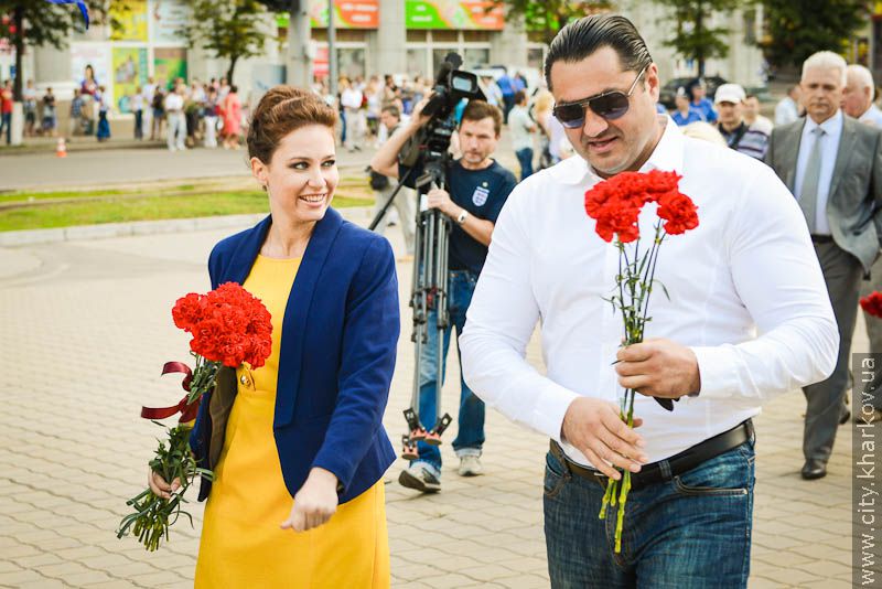 Харків'яни поклали квіти до монументу Незалежності