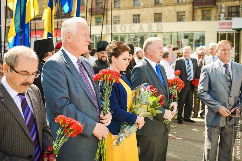 Харків'яни поклали квіти до монументу Незалежності