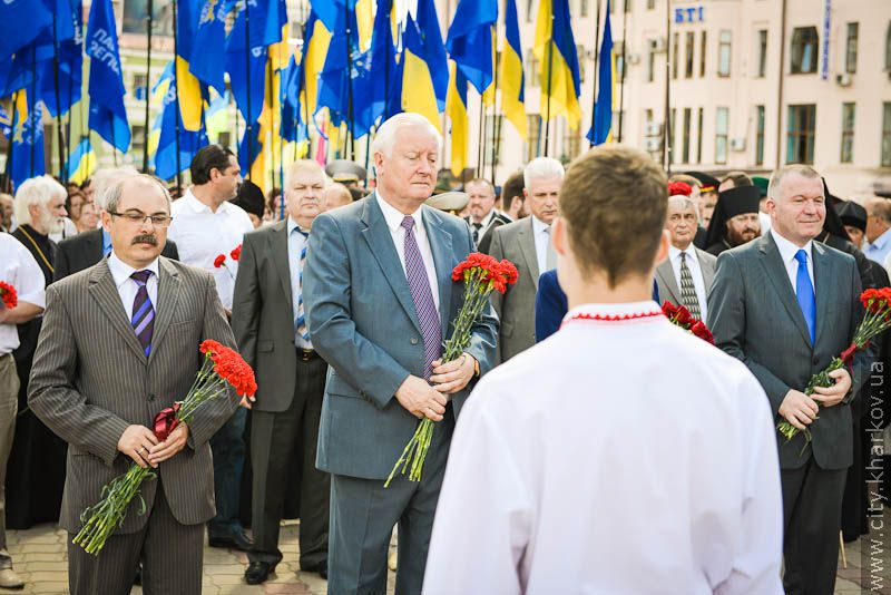 Харків'яни поклали квіти до монументу Незалежності