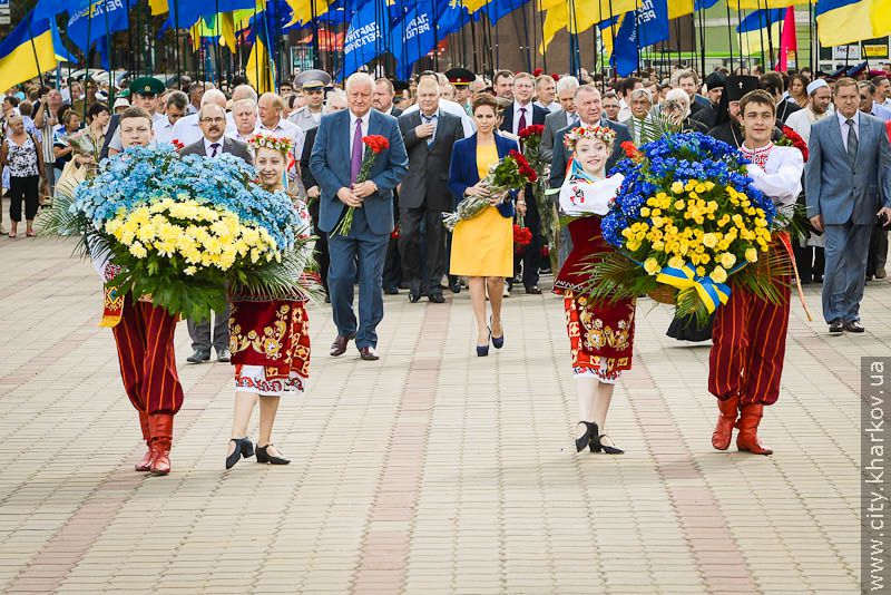 Харків'яни поклали квіти до монументу Незалежності