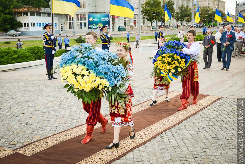 Харків'яни поклали квіти до монументу Незалежності
