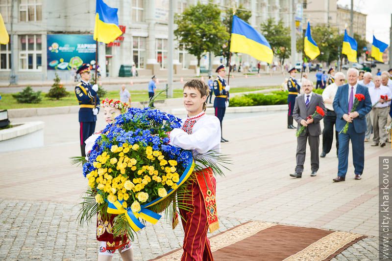 Харків'яни поклали квіти до монументу Незалежності